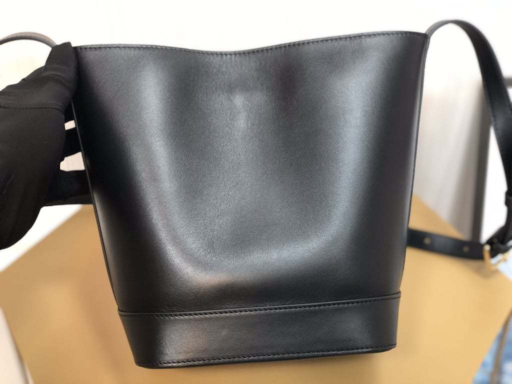 CE BLACK CUIR TRIOMPHE IN SMOOTH CALFSKIN BAG BUCKET
