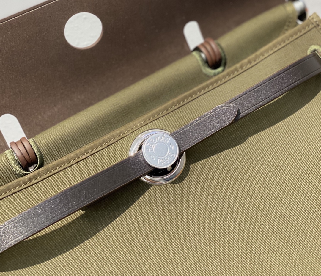 HM HERBAG ZIP 31 BAG PALLADIUM HARDWARE KHAKI 31CM