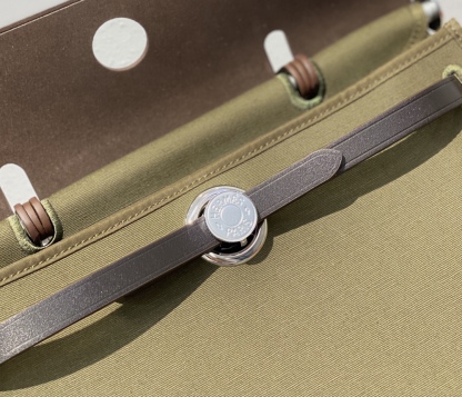 HM HERBAG ZIP 31 BAG PALLADIUM HARDWARE KHAKI 31CM