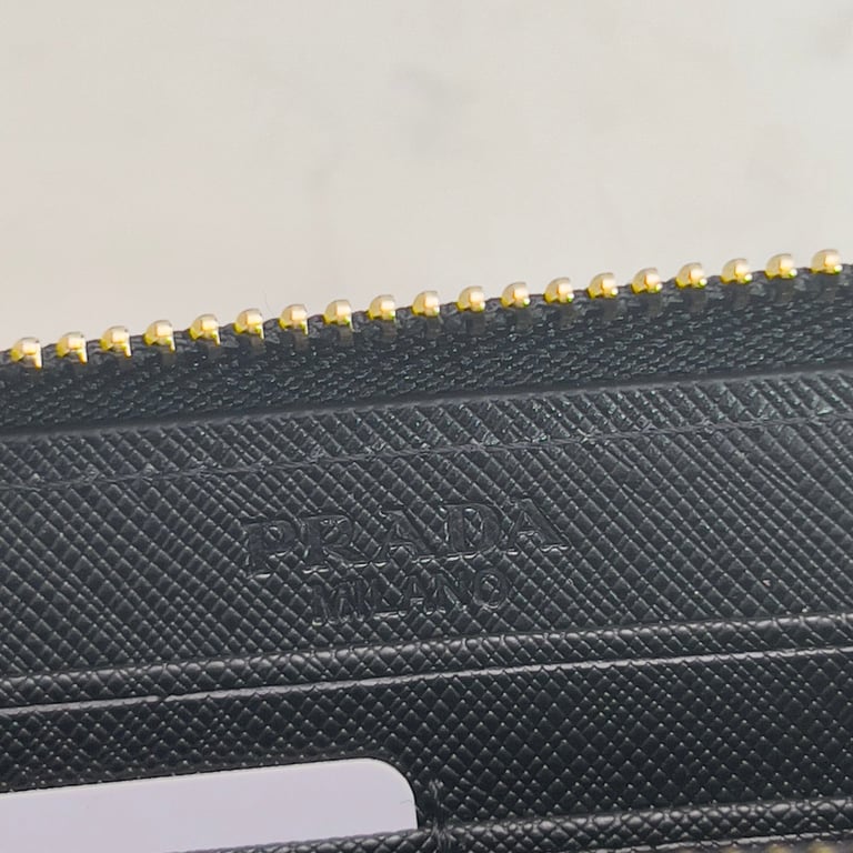 PR LARGE SAFFIANO TRIANGLE ZIP AROUND LONG WALLET BLACK 19CM 1ML506 QHH F0002