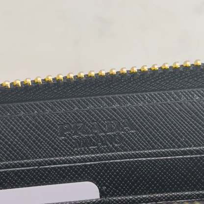 PR LARGE SAFFIANO TRIANGLE ZIP AROUND LONG WALLET BLACK 19CM 1ML506 QHH F0002