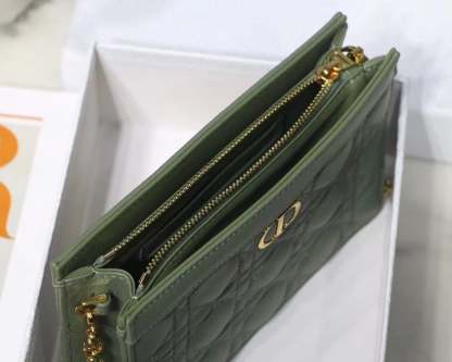 dir CARO ZIPPED POUCH WITH CHAIN CEDAR GREEN S5106UWHC_M67H
