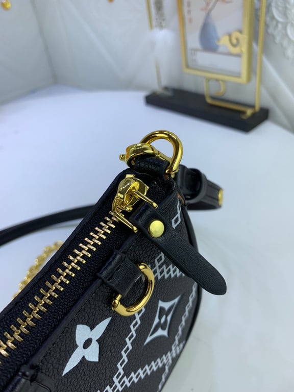 LUV EASY POUCH ON STRAP BLACK 19CM