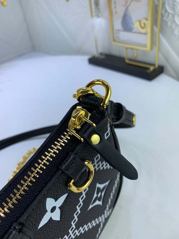 LUV EASY POUCH ON STRAP BLACK 19CM