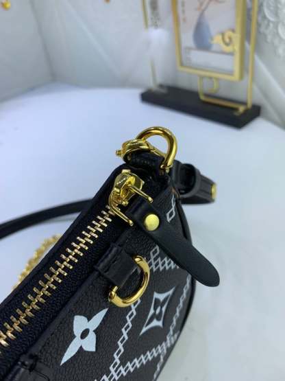 LUV EASY POUCH ON STRAP BLACK 19CM