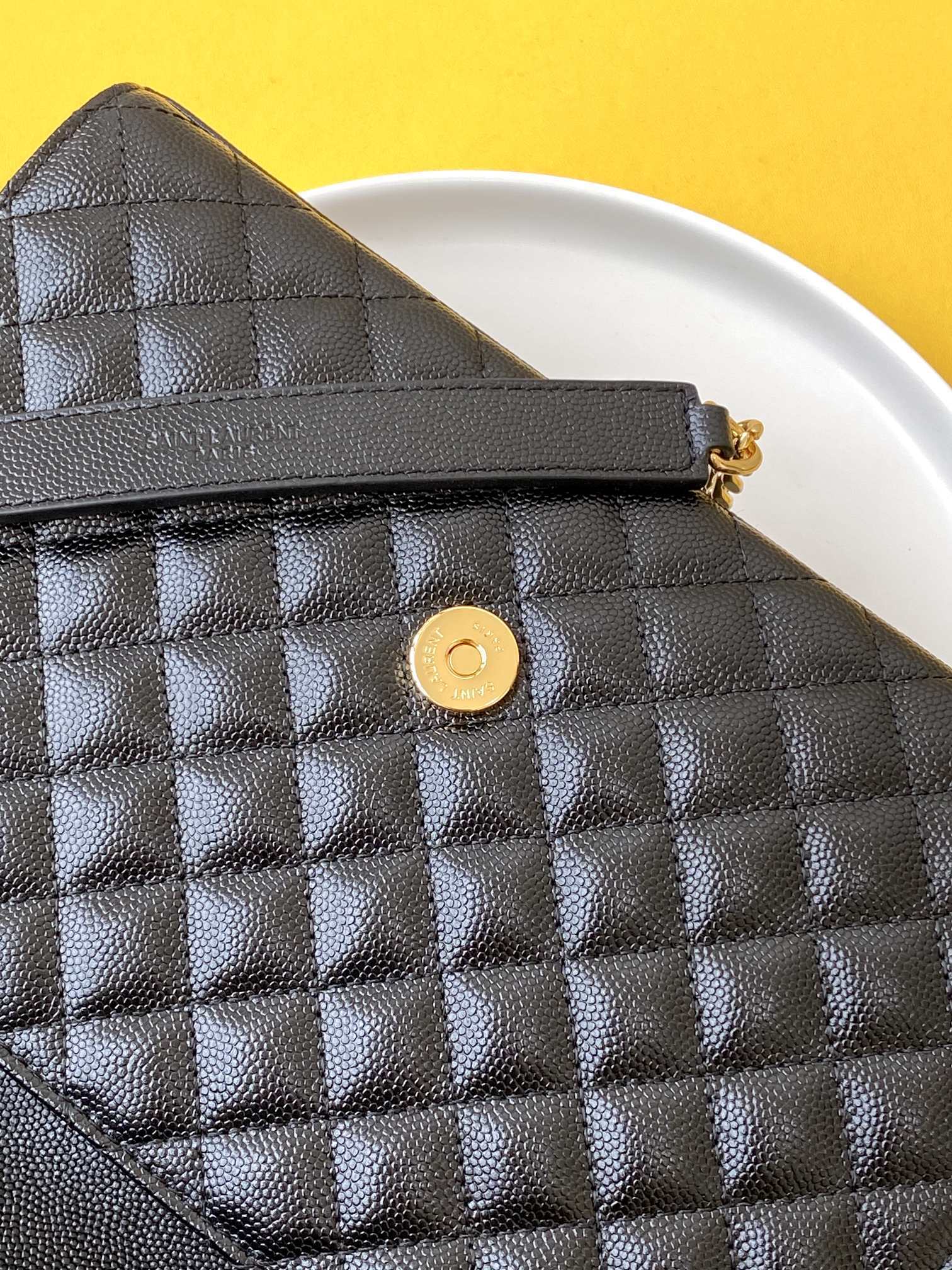 YSL ENVELOPE MEDIUM CHAIN BAG IN SUPPLE MATELASSÉ LEATHER BLACK GOLD 24CM 6001850O7S11000