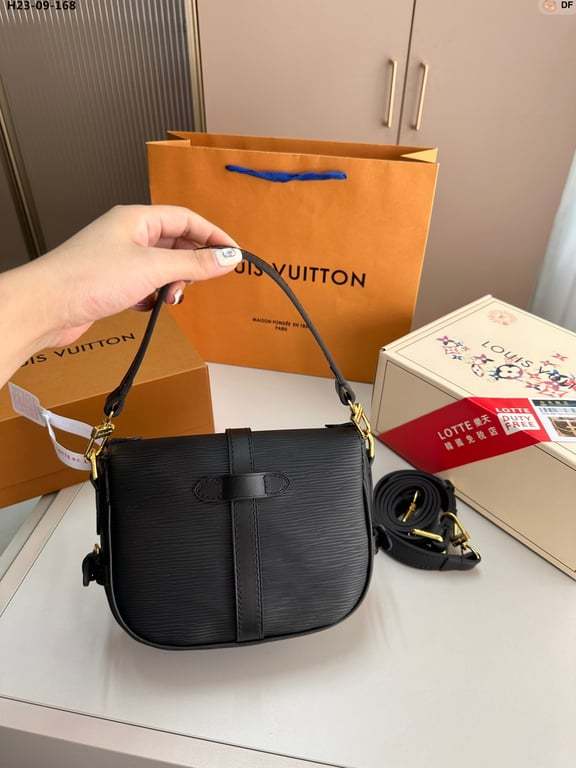 LUV SAUMUR BB BAG BLACK 20CM M23469