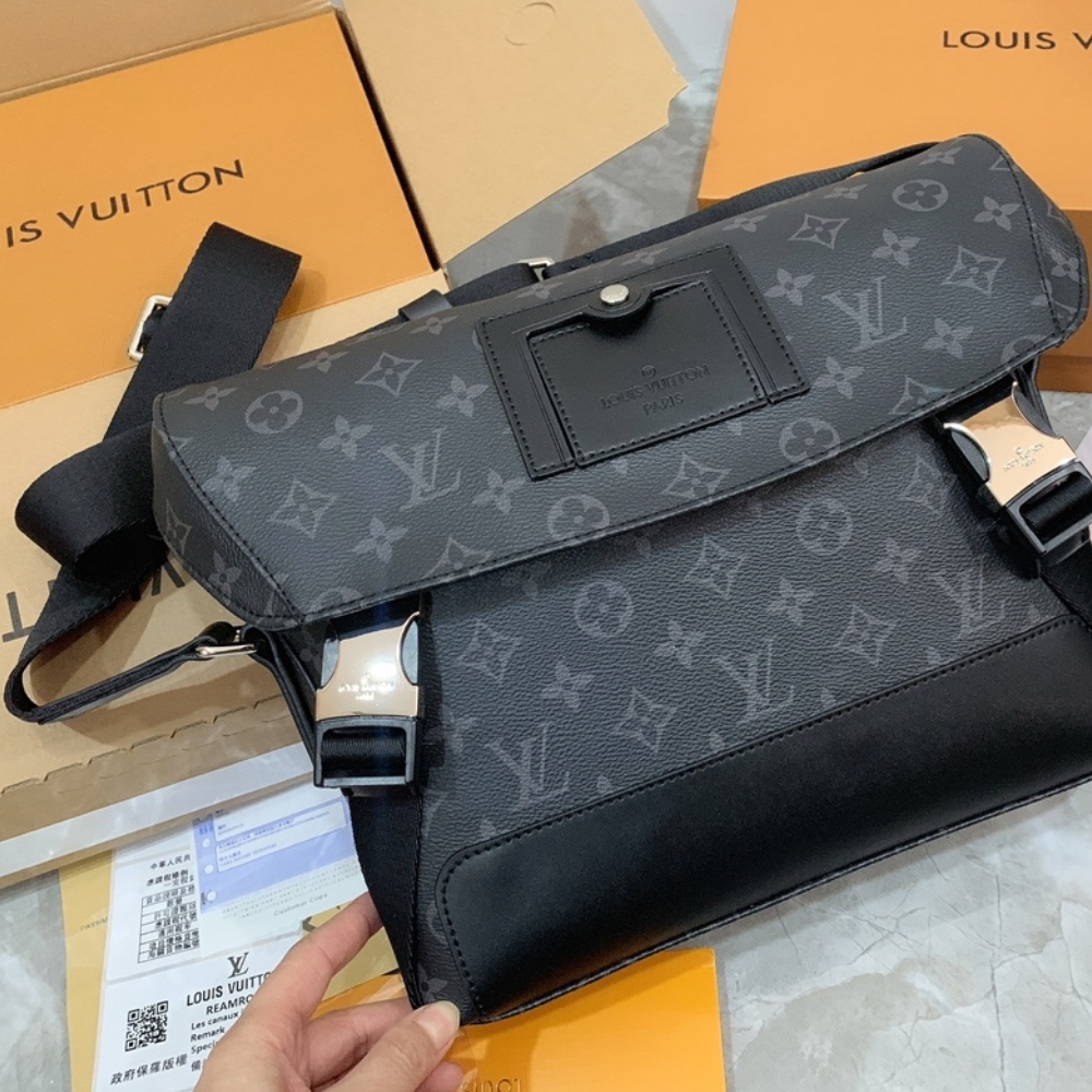 LV MESSENGER PM VOYAGER BLACK 32CM M40511