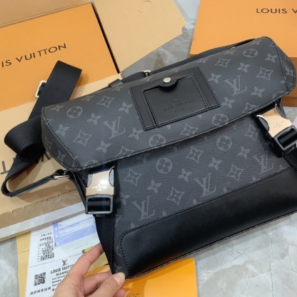 LV MESSENGER PM VOYAGER BLACK 32CM M40511
