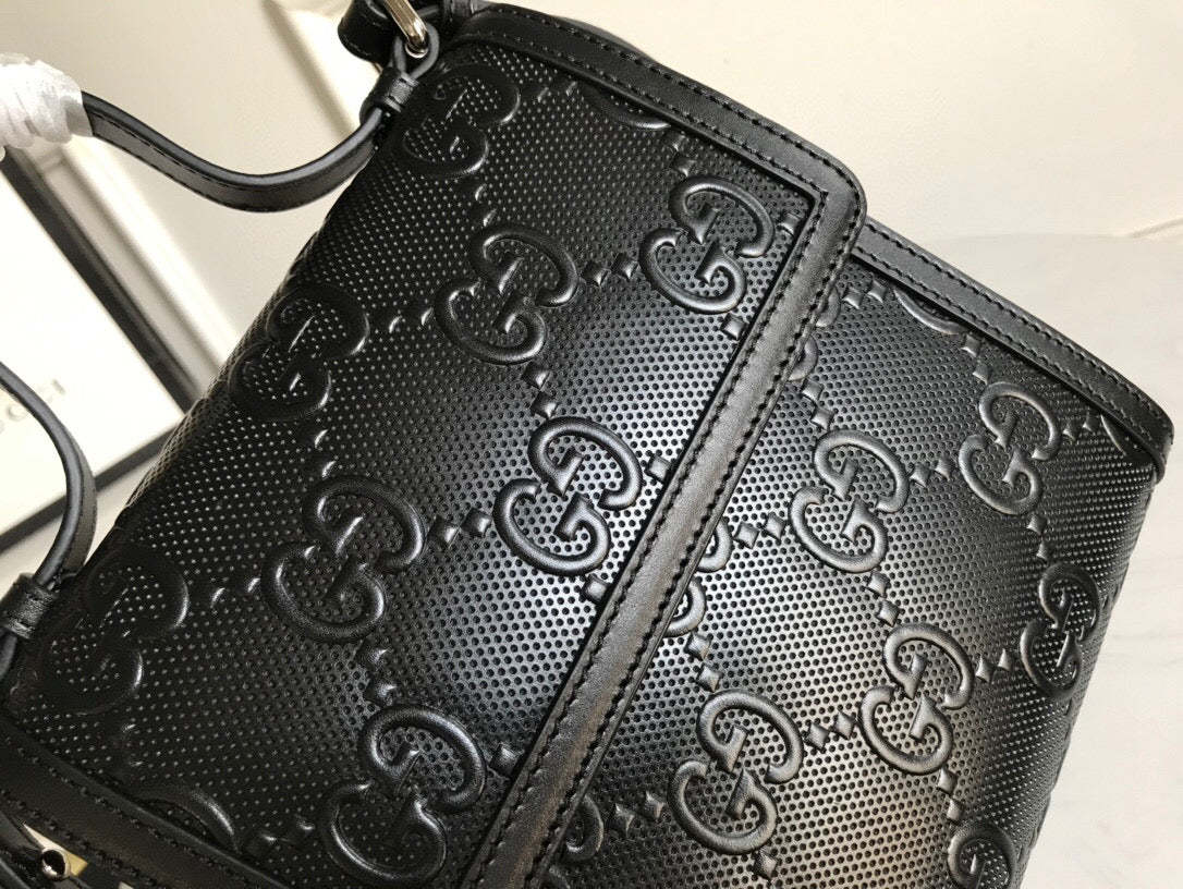 gg Embossed Messenger Bag Black gg Embossed For Men 8.1in/20.5cm gg 625782 1W3AN 1000465