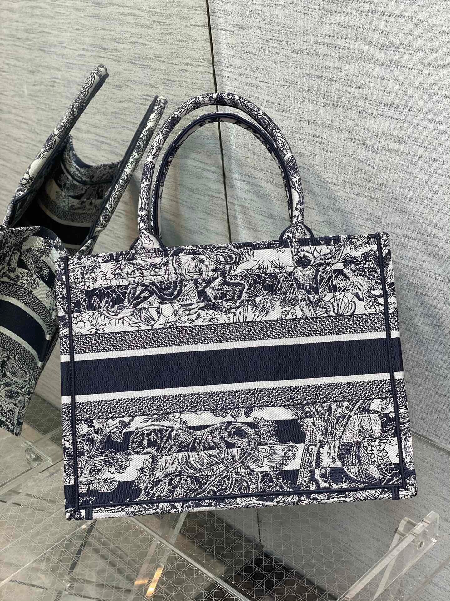 DOR MEDIUM BOOK TOTE NAVY BLUE TOILE DE JOUY STRIPES EMBROIDERY 36CM M1296ZRLP M928