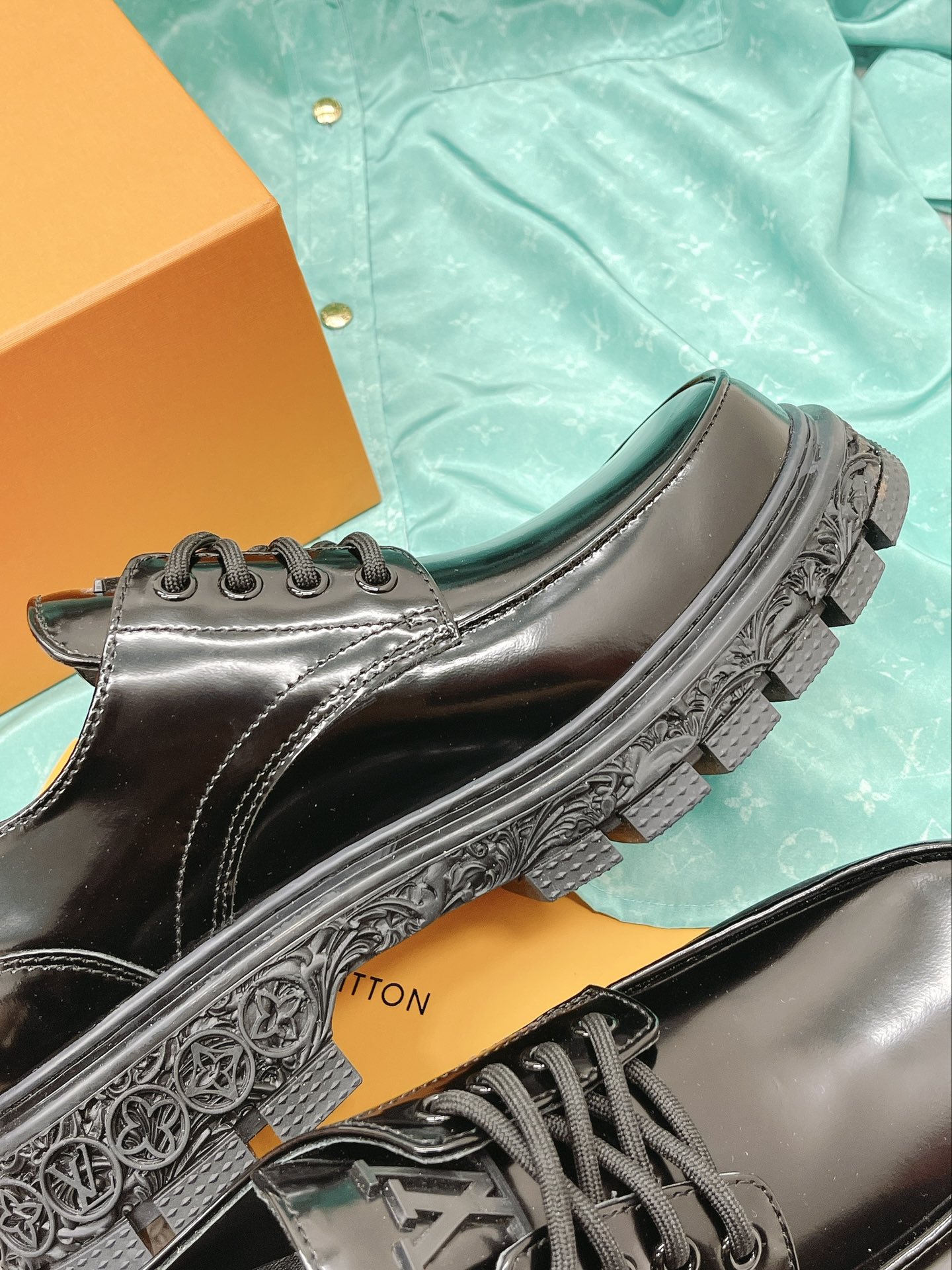 LUV LV BAROQUE DERBY BLACK