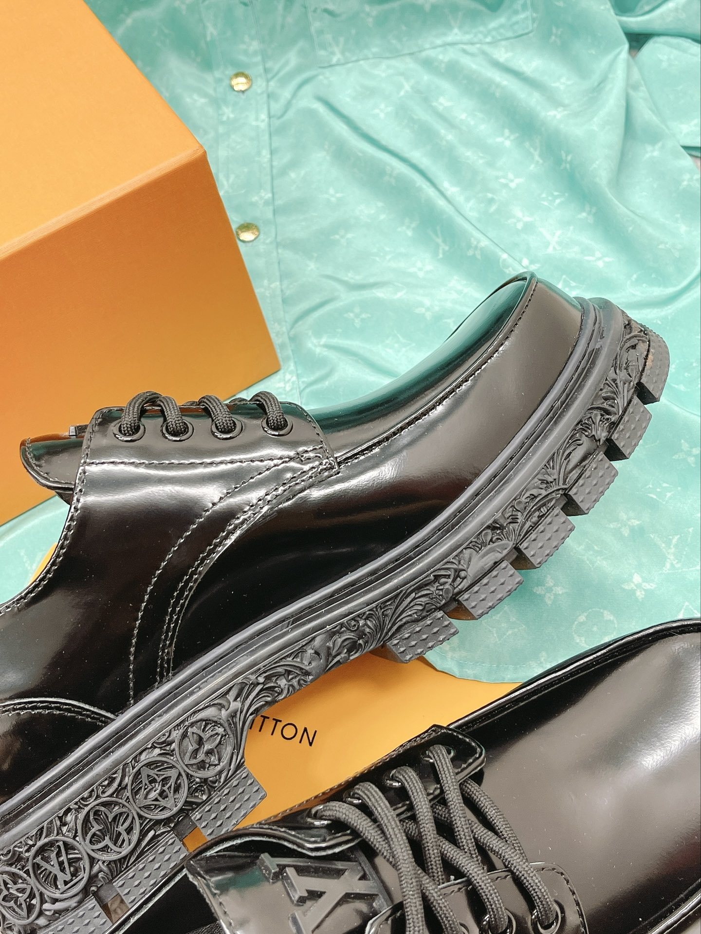 LUV LV BAROQUE DERBY BLACK