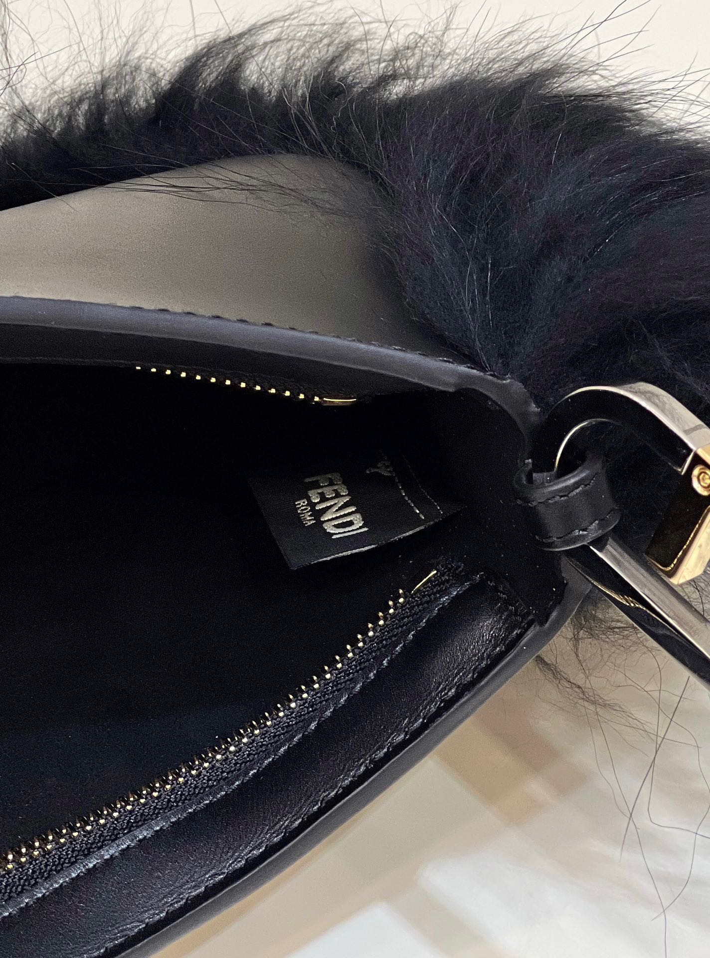 FD O'LOCK SWING CAMELLIA LEATHER AND FOX FUR POUCH BLACK 8BS068ALS9F1JU3