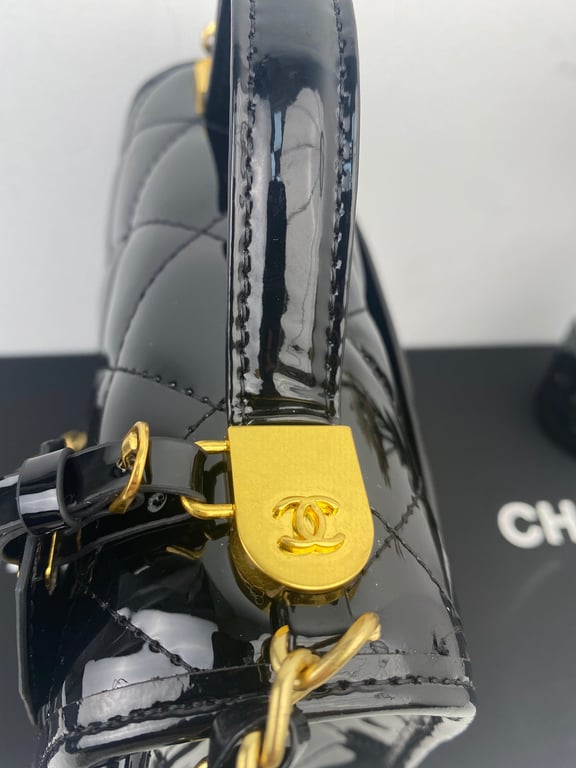 CHL SMALL FLAP BAG WITH TOP HANDLE BLACK AS3652