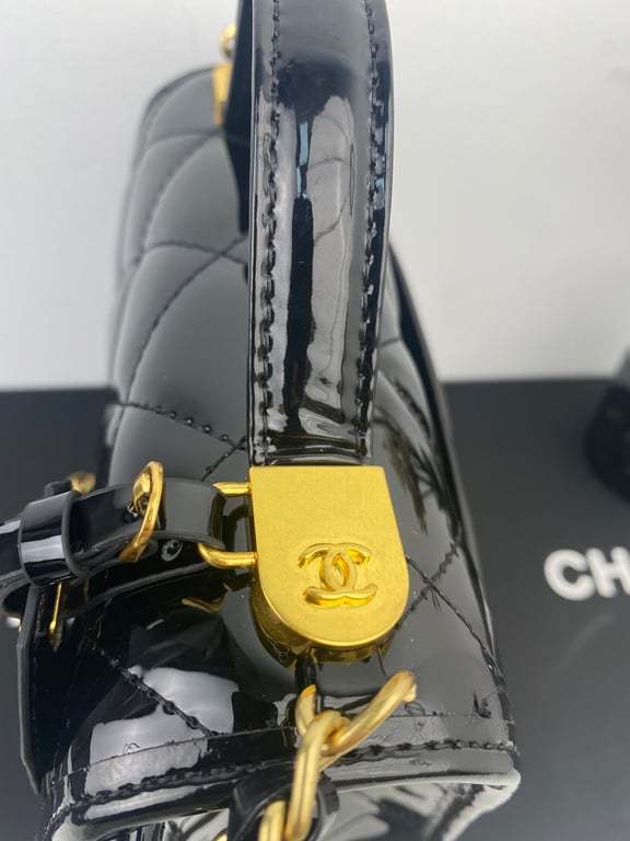 CHL SMALL FLAP BAG WITH TOP HANDLE BLACK AS3652