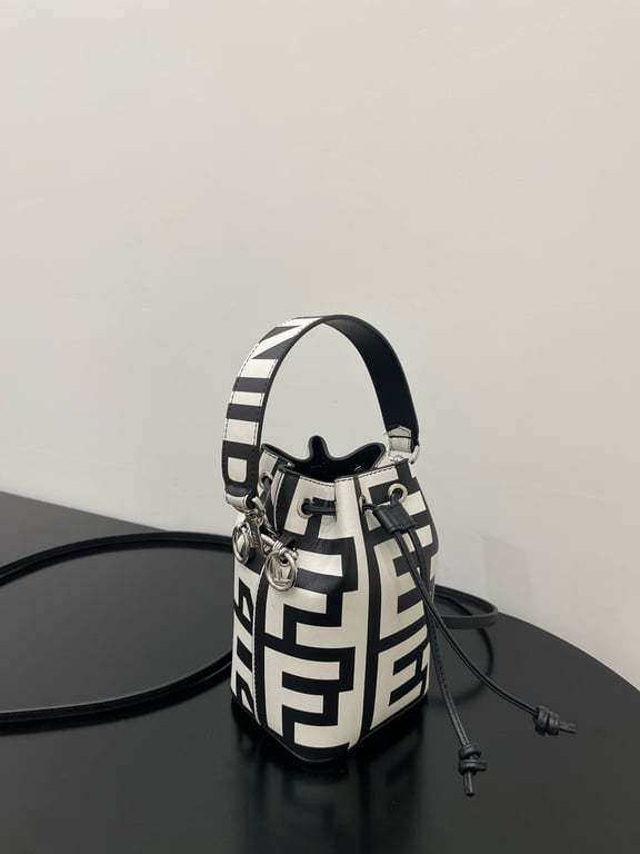 FD MON TRESOR BUCKET BAG BLACK WHITE 18CM