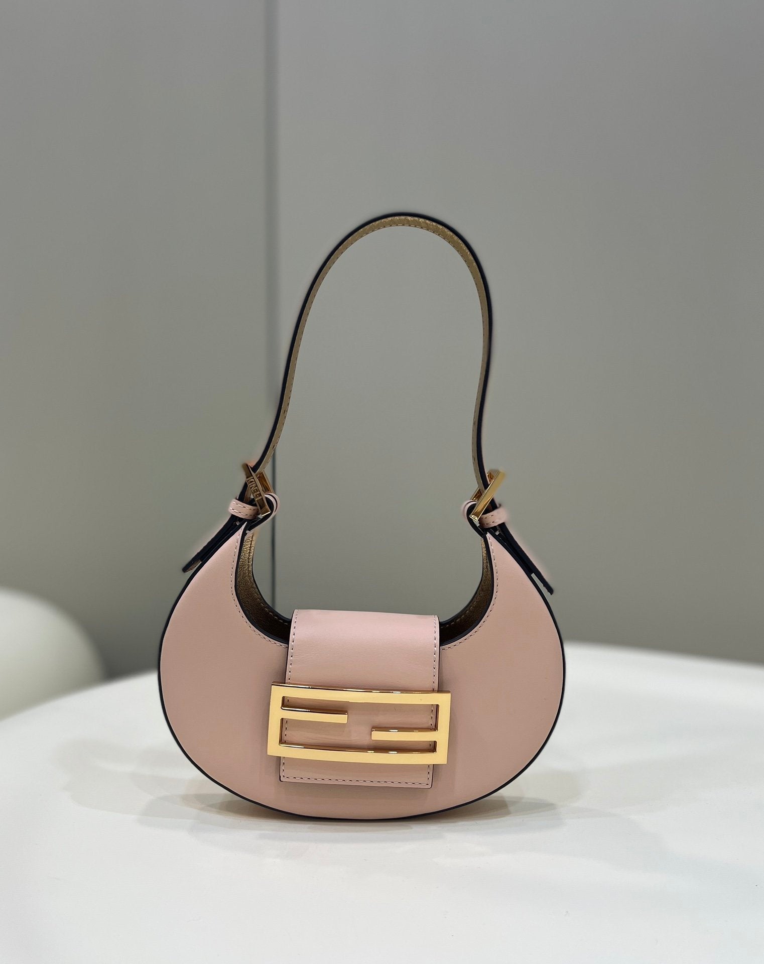 FI Cookie Pale Pink For Women, Women’s Handbags, Shoulder Bags 7.4in/19cm Pink FF 8BS065AAIWF14N1