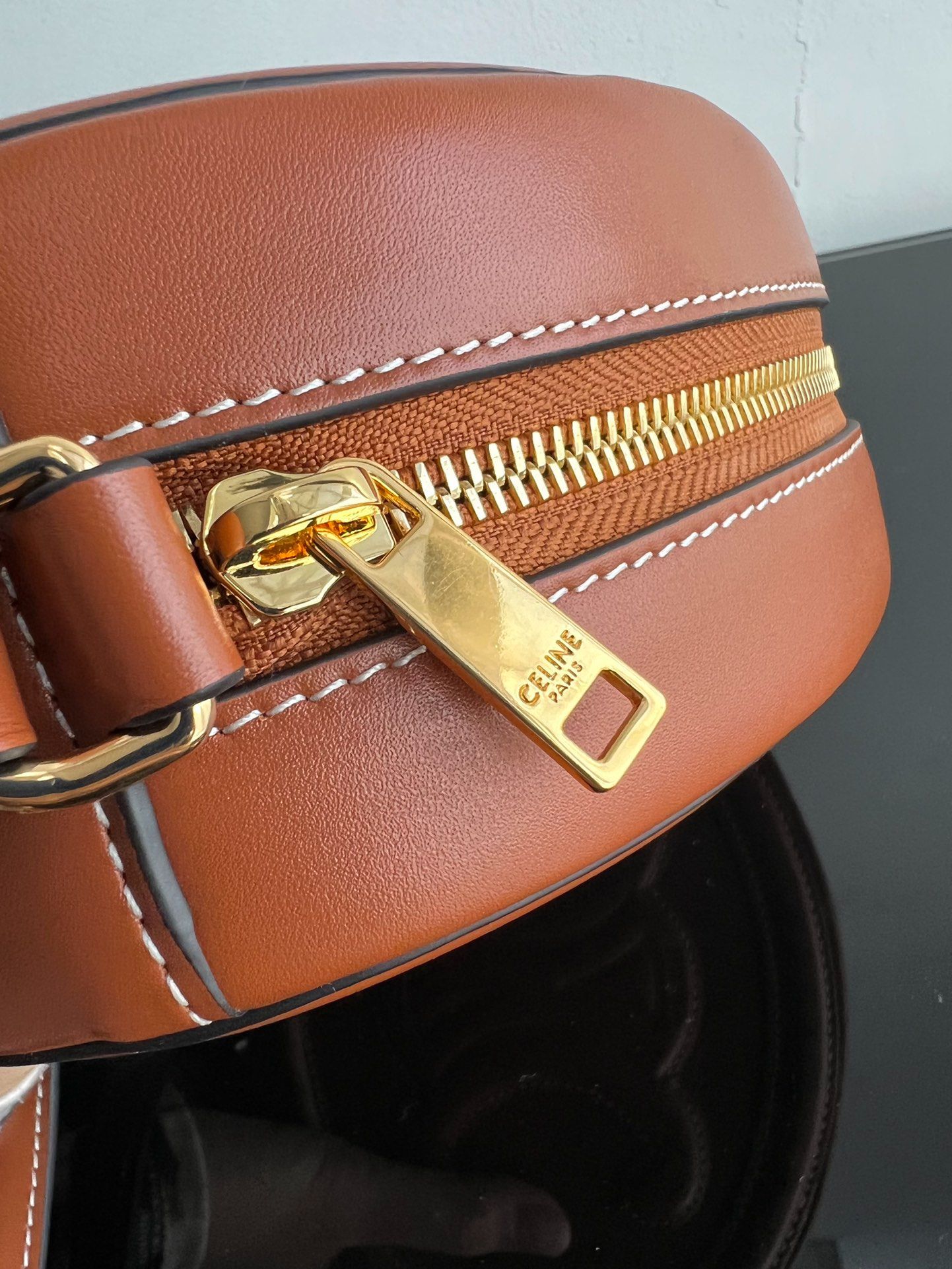 CE CROSSBODY OVAL PURSE CUIR TRIOMPHE IN SMOOTH CALFSKIN TAN 10I703DPQ04LU