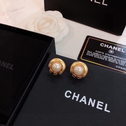 CC BUTTON GOLD EARRINGS