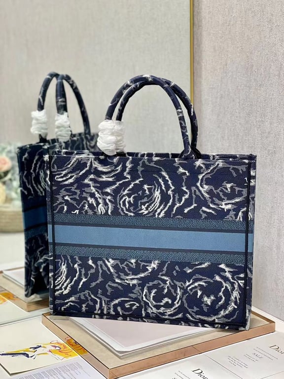 DIR LARGE BOOK TOTE BLUE ROSES EMBROIDERY 42CM M1286ZRVG M928