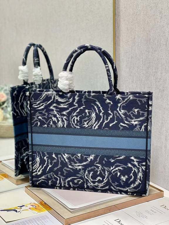 DIR LARGE BOOK TOTE BLUE ROSES EMBROIDERY 42CM M1286ZRVG M928