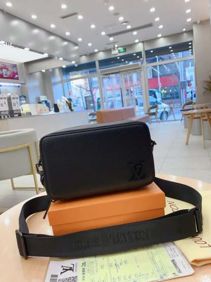 LUV ALPHA WEARABLE WALLET BLACK 18CM M59161