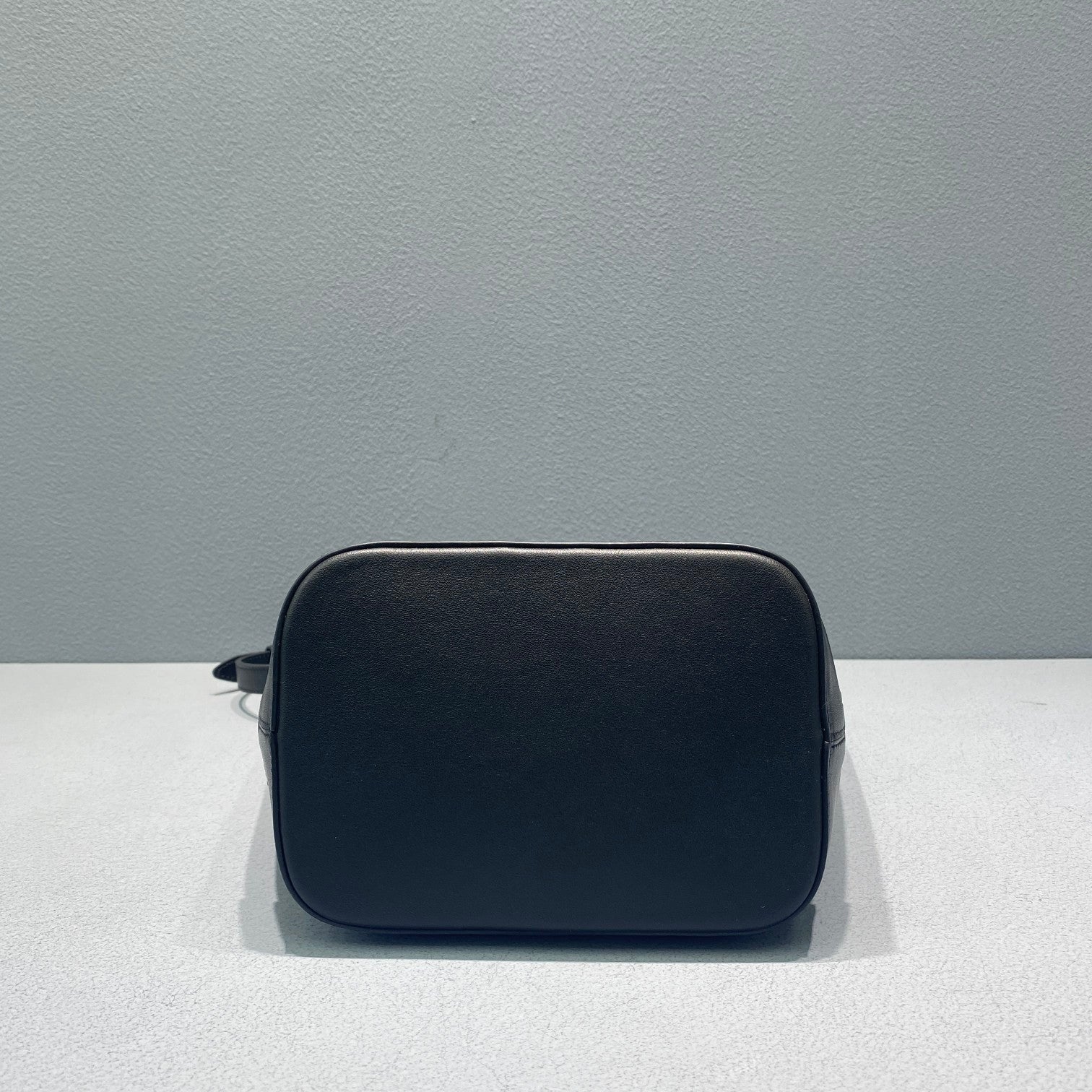 CE Small Bucket Cuir Triomphe Black For Women 9in/22cm 198243DU3.38NO