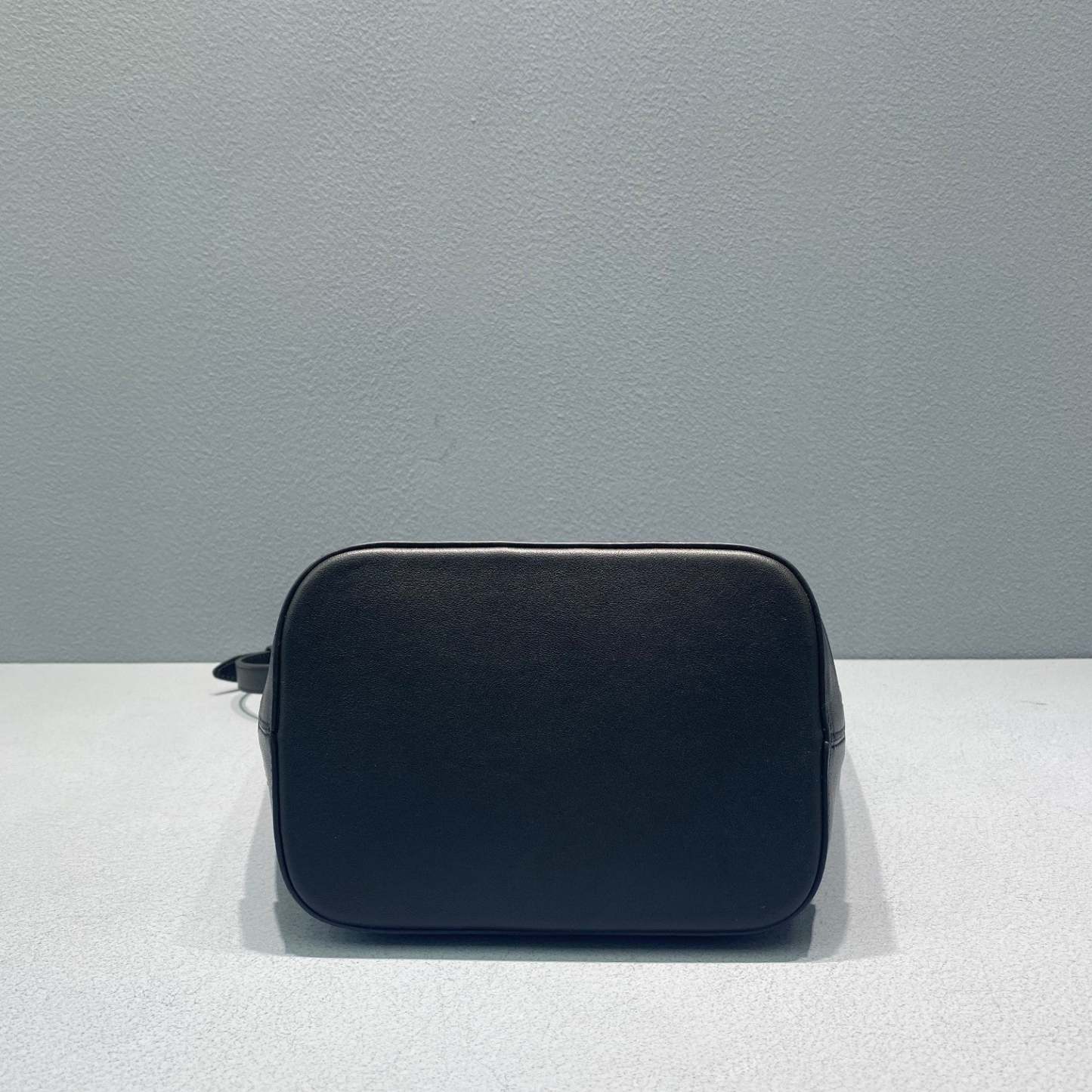 CE Small Bucket Cuir Triomphe Black For Women 9in/22cm 198243DU3.38NO