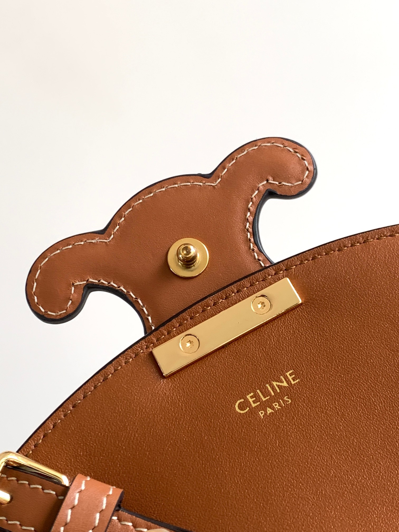 CE BESACE CUIR TRIOMPHE IN SMOOTH CALFSKIN TAN 111233DU304LU