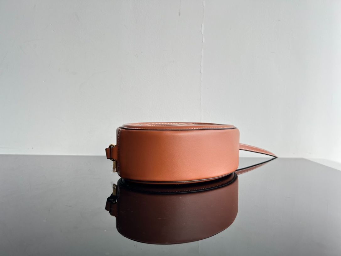 CE CROSSBODY OVAL PURSE CUIR TRIOMPHE IN SMOOTH CALFSKIN TAN 10I703DPQ04LU