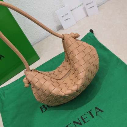 BOTTEGA VENETA MEDIUM TURN POUCH IN INTRECCIATO BEIGE LEATHER