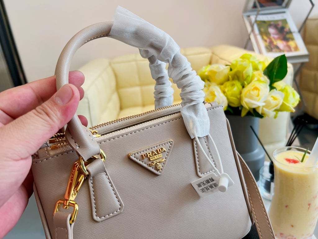 PR SMALL GALLERIA SAFFIANO LEATHER BAG PUMICE STONE 1BA896NZVF0D32VOOO