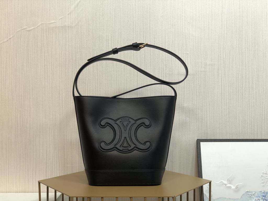 CE BLACK CUIR TRIOMPHE IN SMOOTH CALFSKIN BAG BUCKET