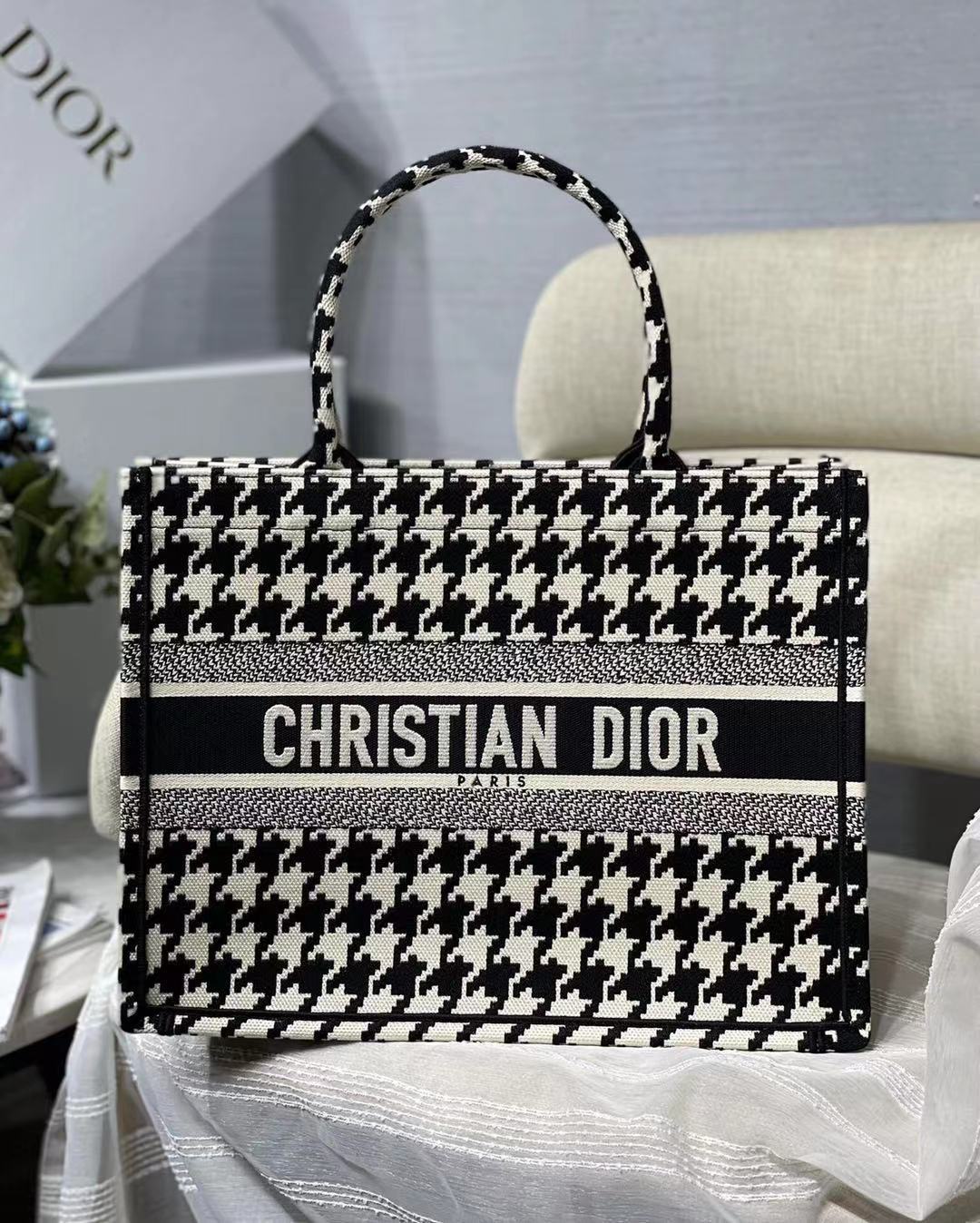 DOR PERSONALIZED MEDIUM BOOK TOTE BLACK MACRO HOUNDSTOOTH EMBROIDERY/ 36CM M1296ZTQT M911