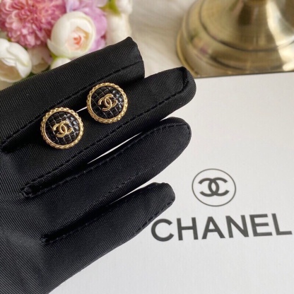 CC BUTTON EARRINGS