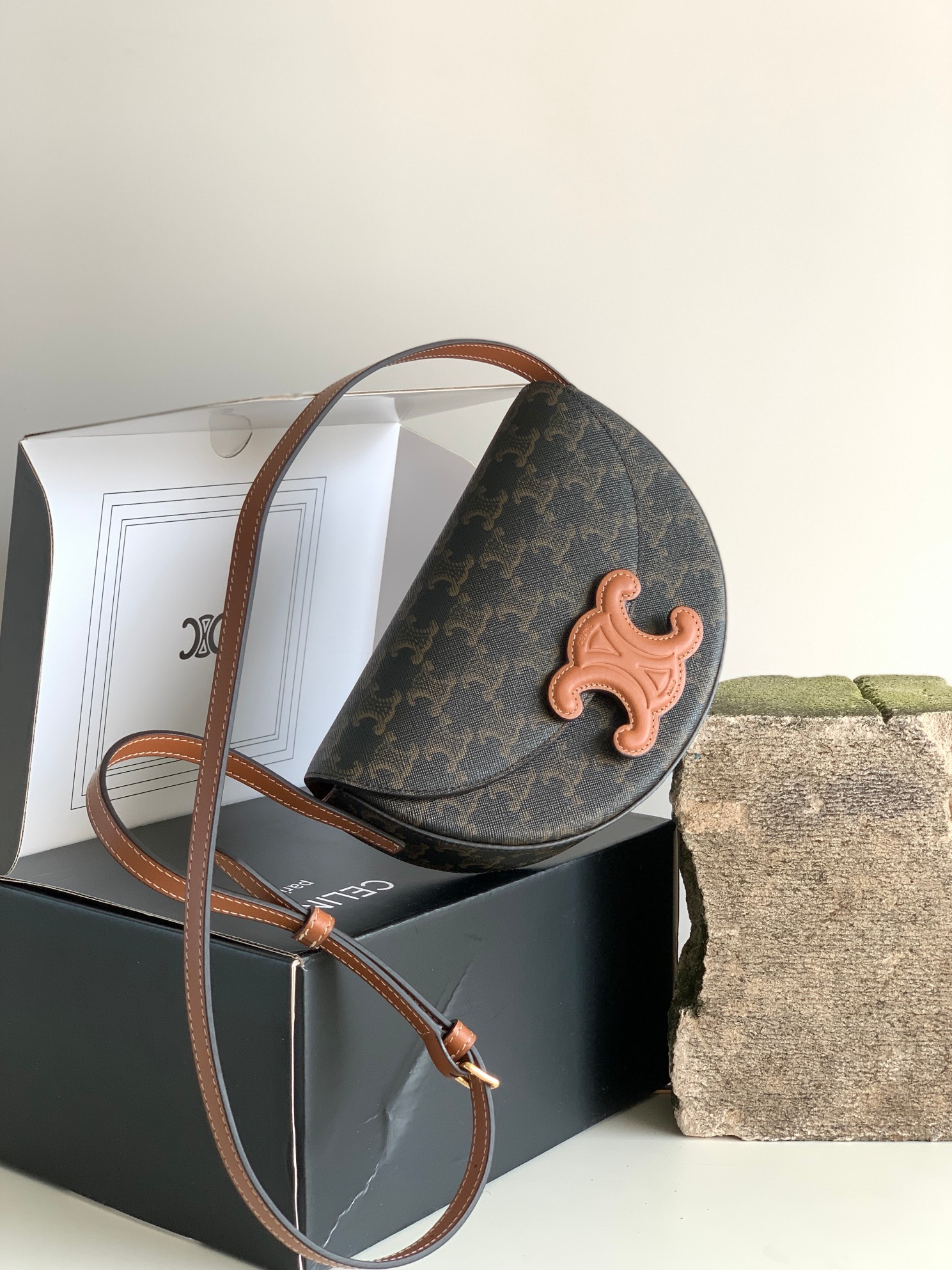CE BESACE CUIR TRIOMPHE IN TRIOMPHE CANVAS AND CALFSKIN TAN 111232DNK04LU
