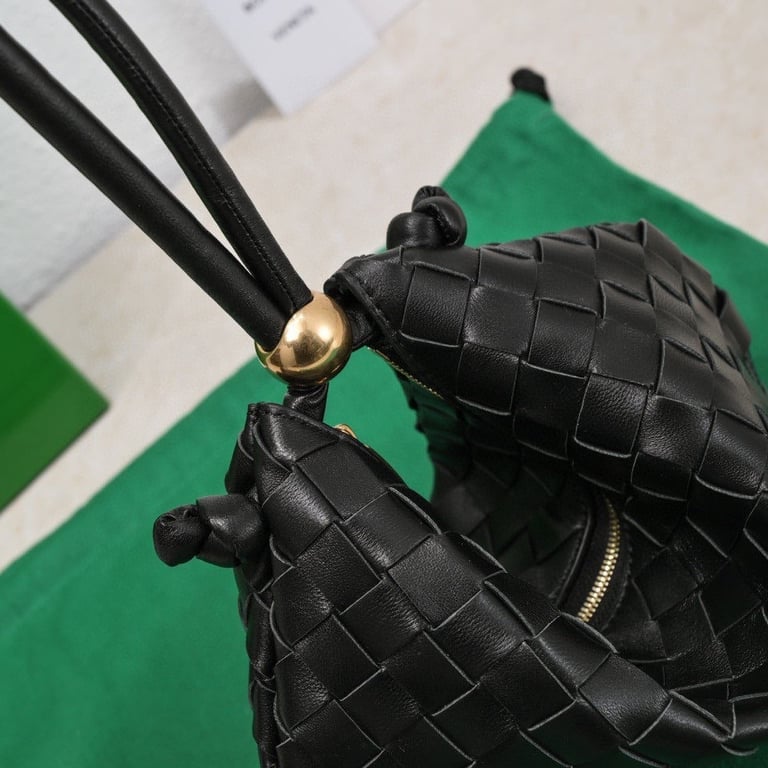 BOTTEGA VENETA MEDIUM TURN POUCH IN INTRECCIATO BLACK LEATHER