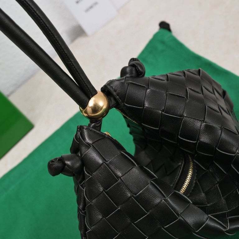 BOTTEGA VENETA MEDIUM TURN POUCH IN INTRECCIATO BLACK LEATHER