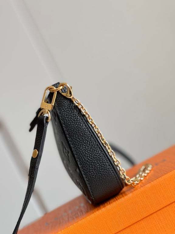 LUV EASY POUCH ON STRAP 19CM BLACK