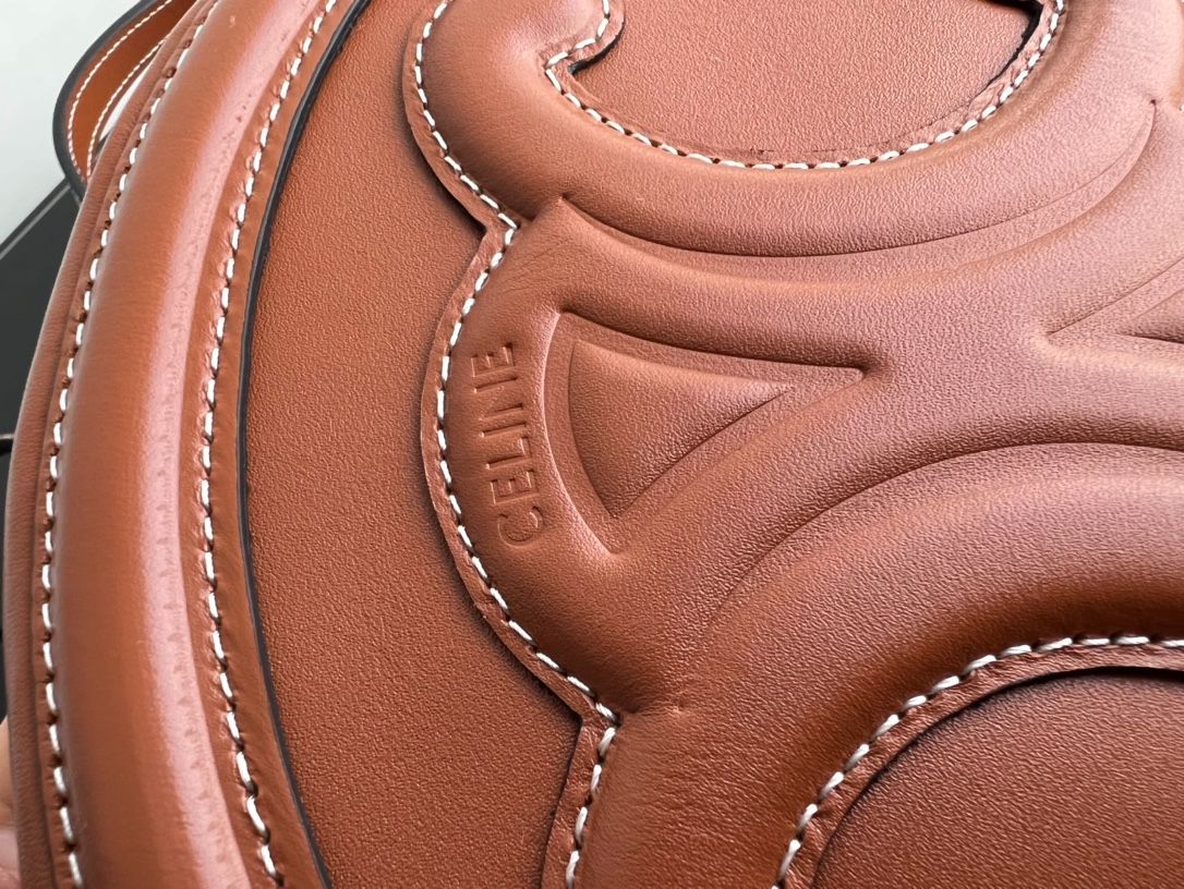 CE CROSSBODY OVAL PURSE CUIR TRIOMPHE IN SMOOTH CALFSKIN TAN 10I703DPQ04LU