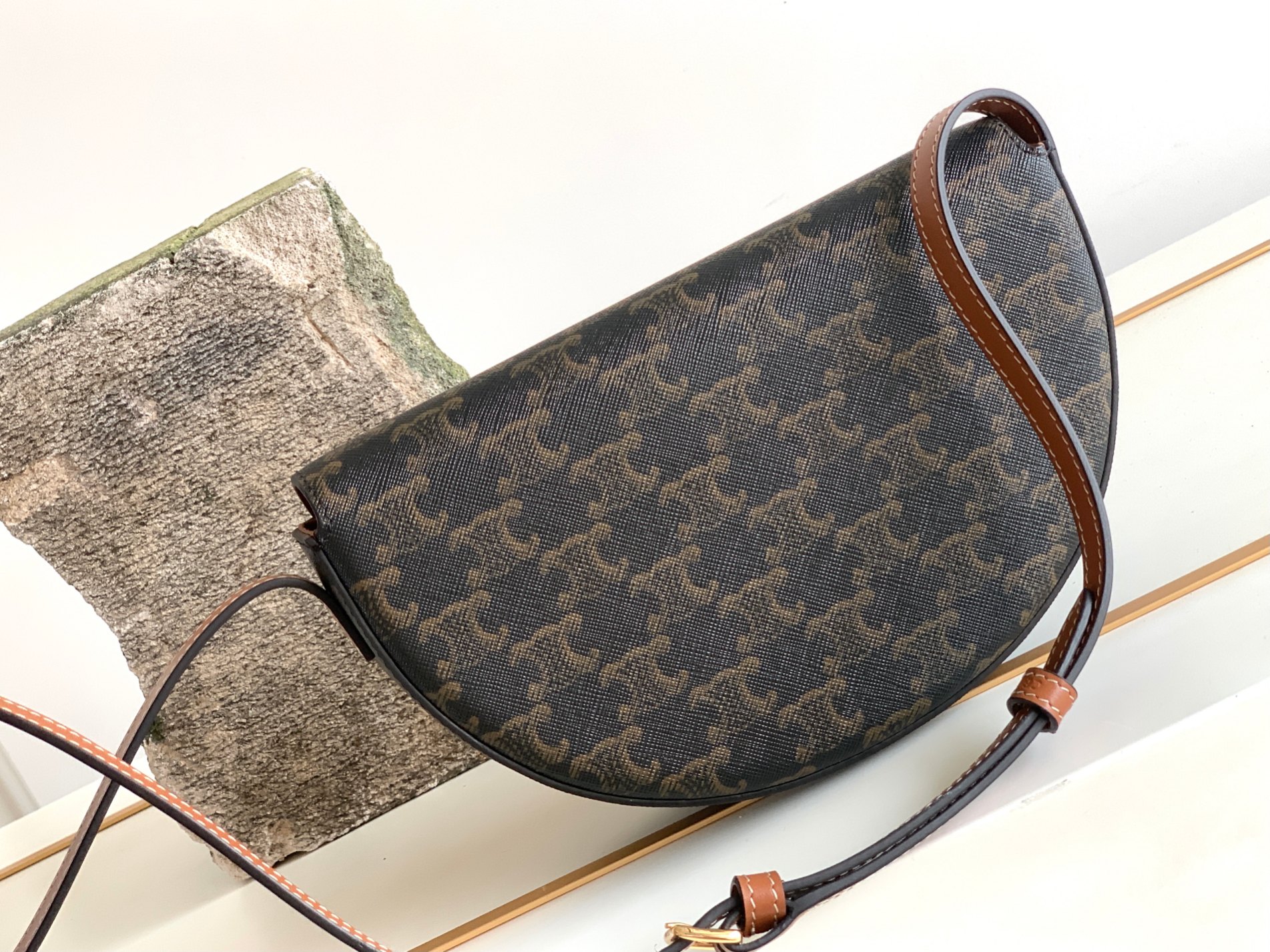 CE BESACE CUIR TRIOMPHE IN TRIOMPHE CANVAS AND CALFSKIN TAN 111232DNK04LU