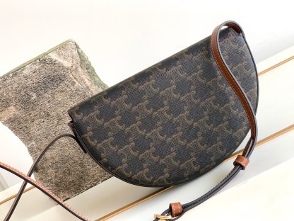 CE BESACE CUIR TRIOMPHE IN TRIOMPHE CANVAS AND CALFSKIN TAN 111232DNK04LU