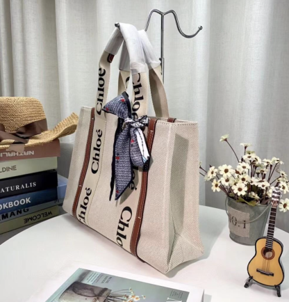 CHLOE MEDIUM WOODY TOTE BAG WHITE BROWN CHC22AS383I2690U