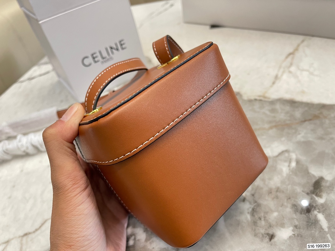 CE SMALL BOX CUIR TRIOMPHE IN SMOOTH CALFSKIN TAN 199253DU304LU