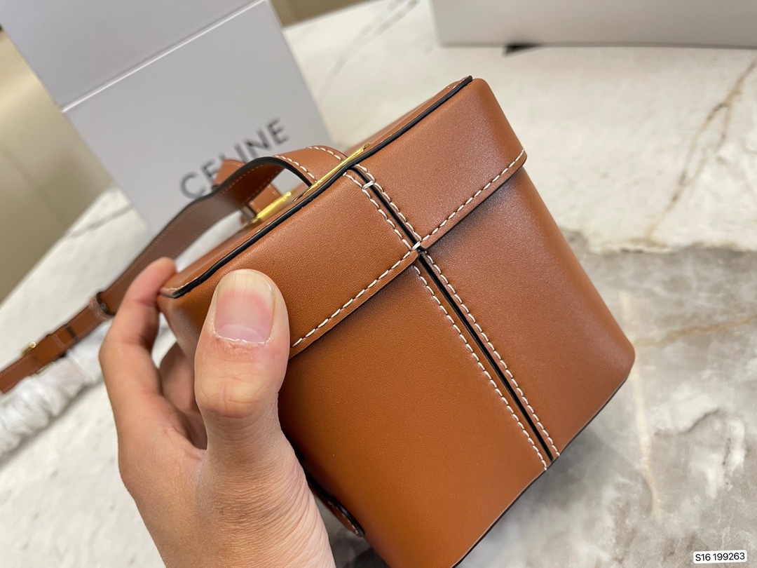 CE SMALL BOX CUIR TRIOMPHE IN SMOOTH CALFSKIN TAN 199253DU304LU