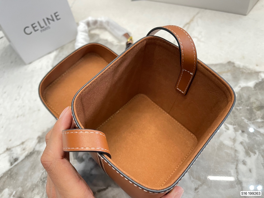 CE SMALL BOX CUIR TRIOMPHE IN SMOOTH CALFSKIN TAN 199253DU304LU