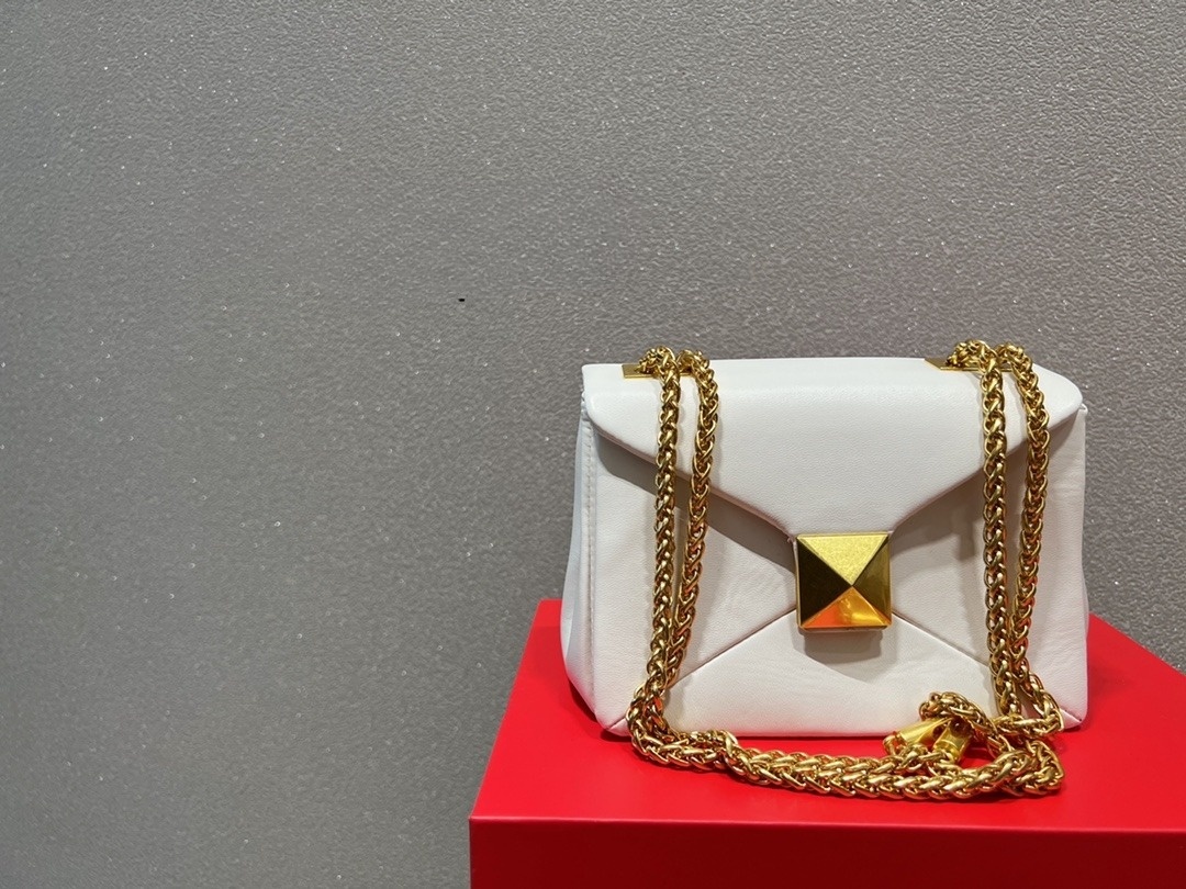 valen ONE STUD NAPPA BAG WITH CHAIN IN WHITE 1W2B0K21HHX098