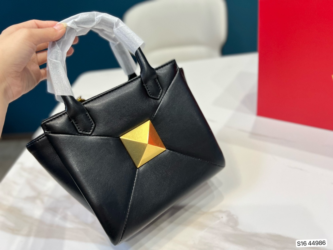 valen SMALL ONE STUD NAPPA HANDBAG IN BLACK 1W2B0K59HHX0NO