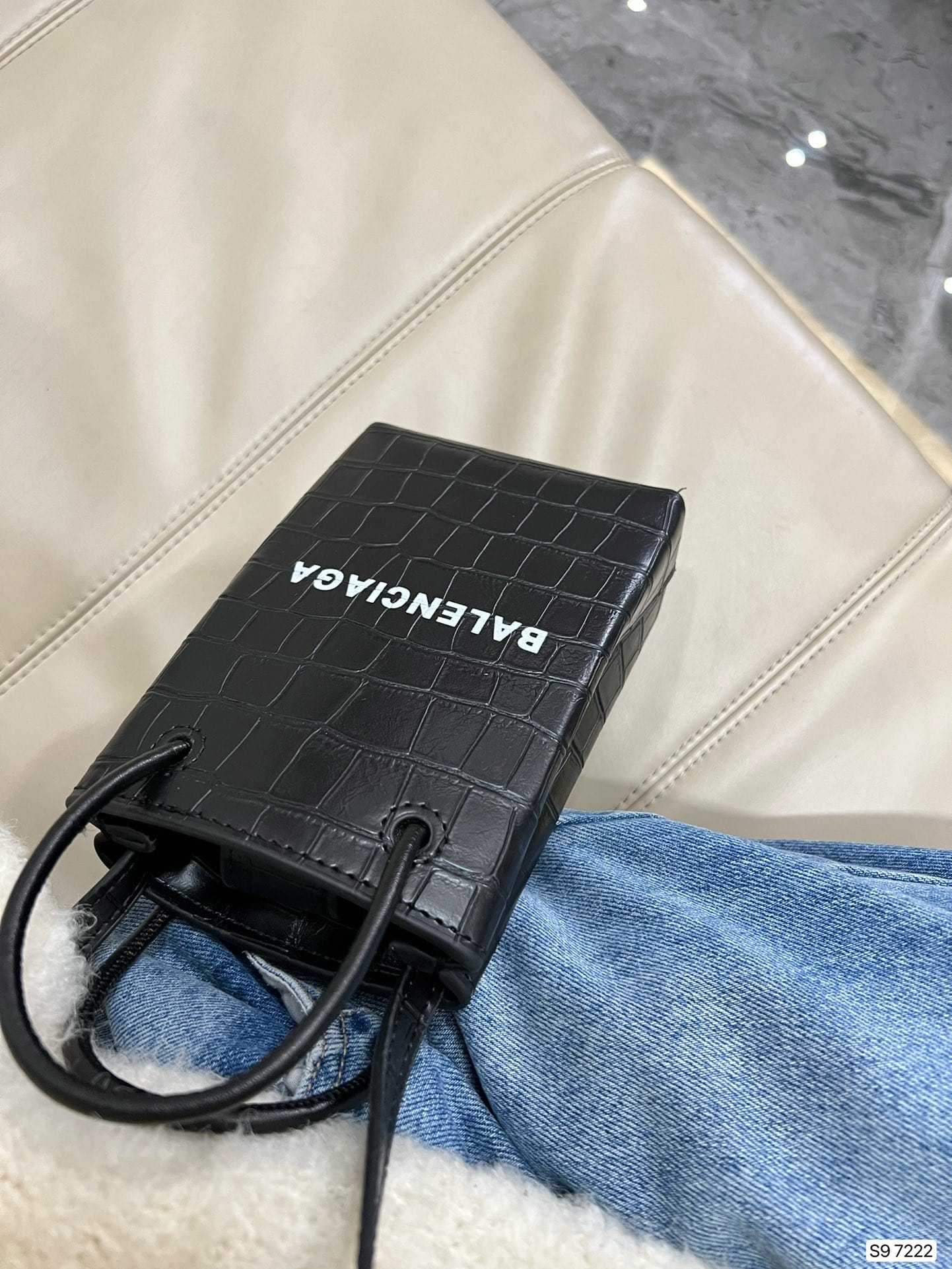 BALENCIAGA SHOPPING PHONE HOLDER CROCODILE EMBOSSED IN BLACK 18CM 5938261U61N1090